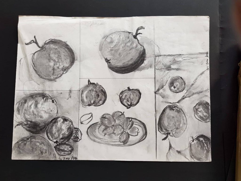 Titel Stilleben mit Äpfeln Technik: Kohlezeichnung von Gisela Kentmann
